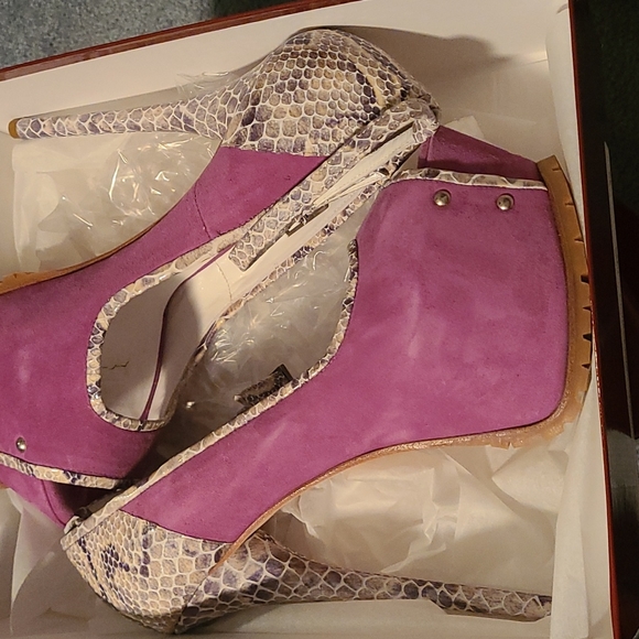 Like new 1969 suede and snake embossed stiletto platforms w/ peep toes - Picture 2 of 7